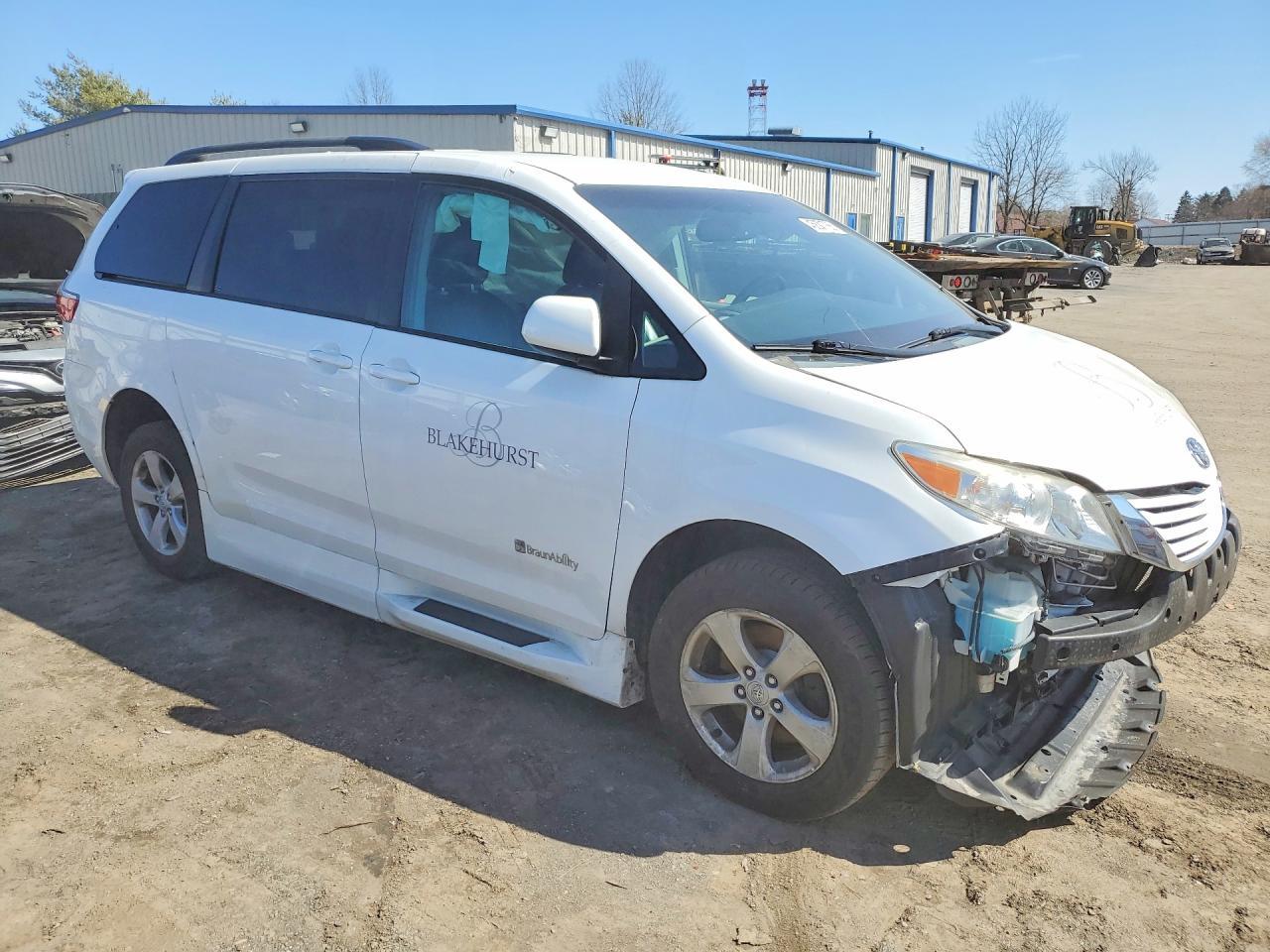 2015 Toyota Sienna Le Mobility 7-Passenger - Фото 4