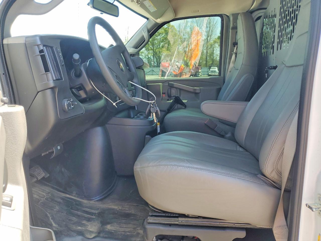 2025 Chevrolet Express 3500 Cargo Delivery Van - Фото 7