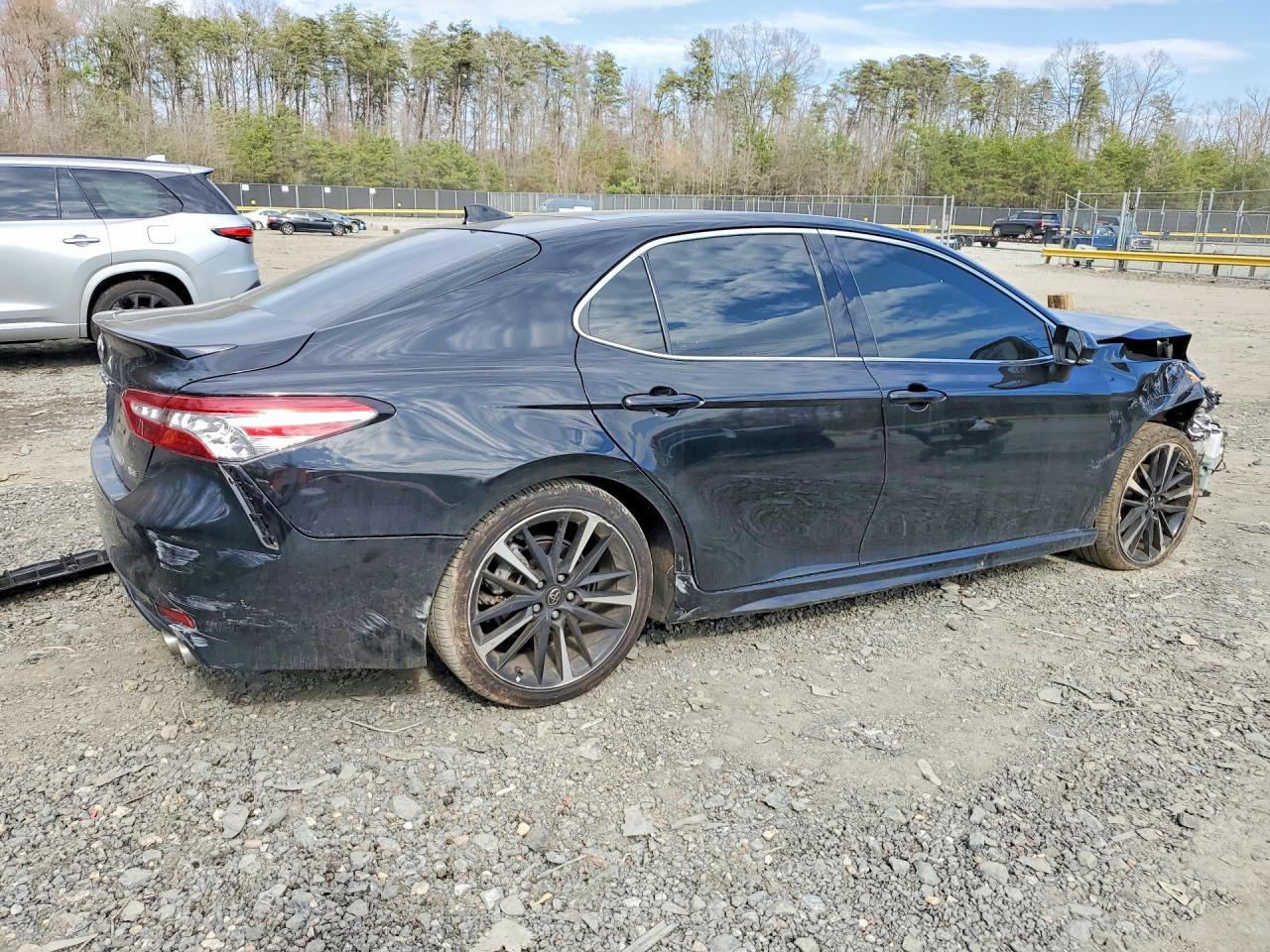 2020 Toyota Camry Xse - Фото 3