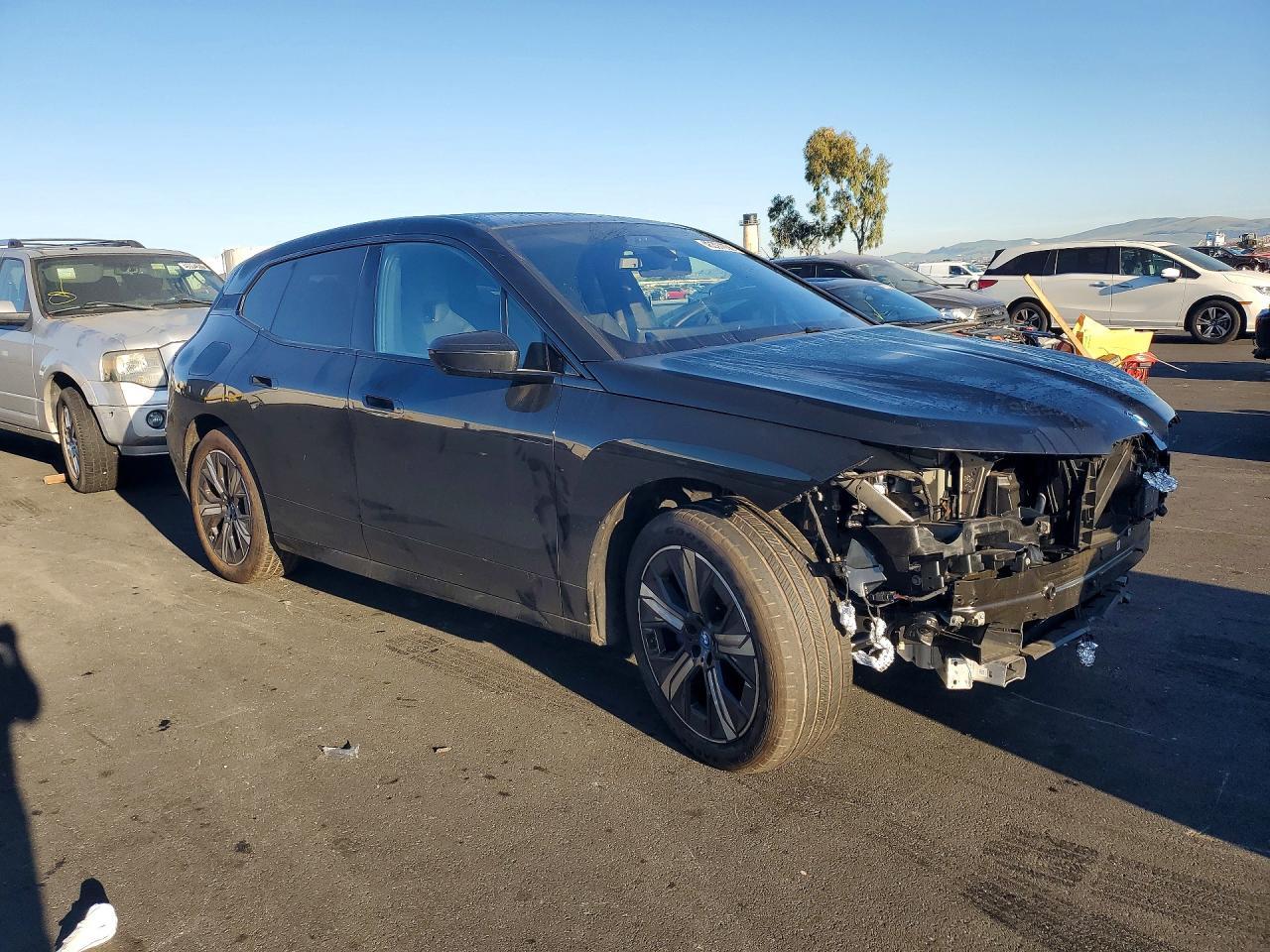 2025 BMW Ix xDrive50 - Фото 4