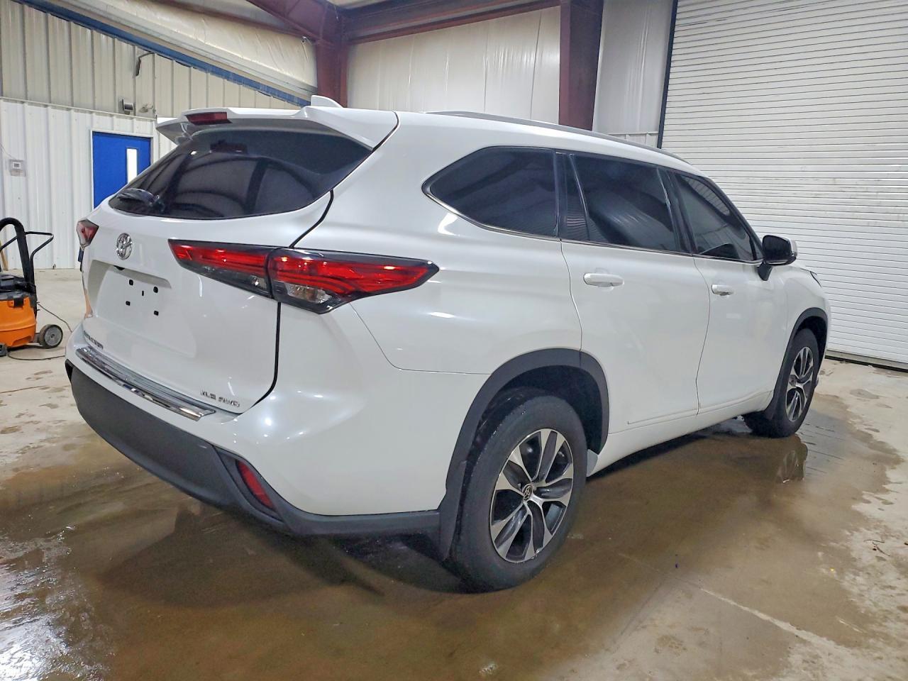 2022 Toyota Highlander Xle - Image 3