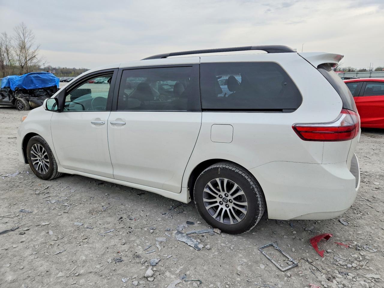 2020 Toyota Sienna Xle 8-Passenger - Image 2
