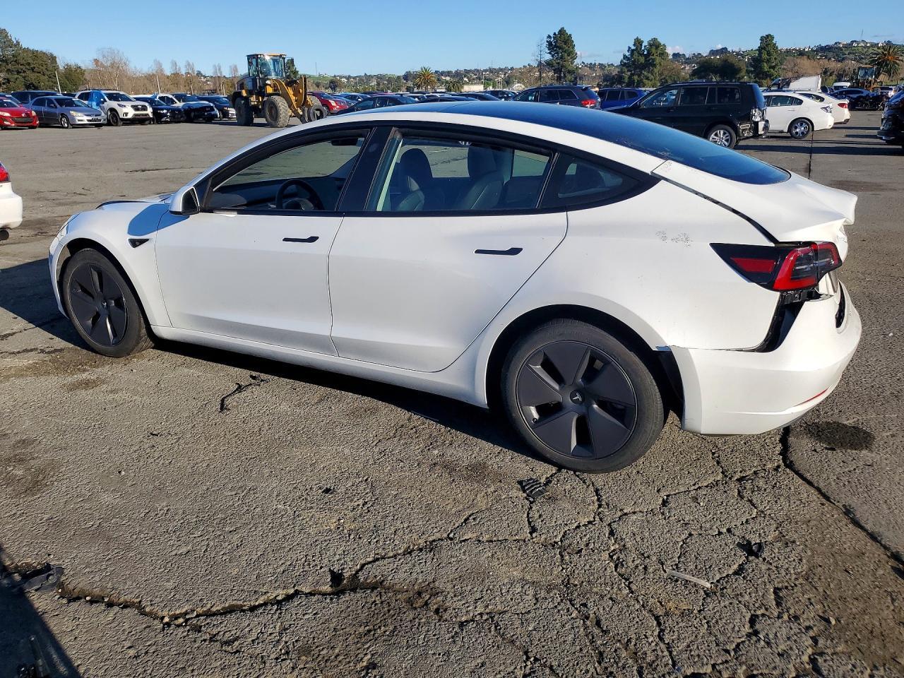 2023 Tesla Model 3 - Фото 2
