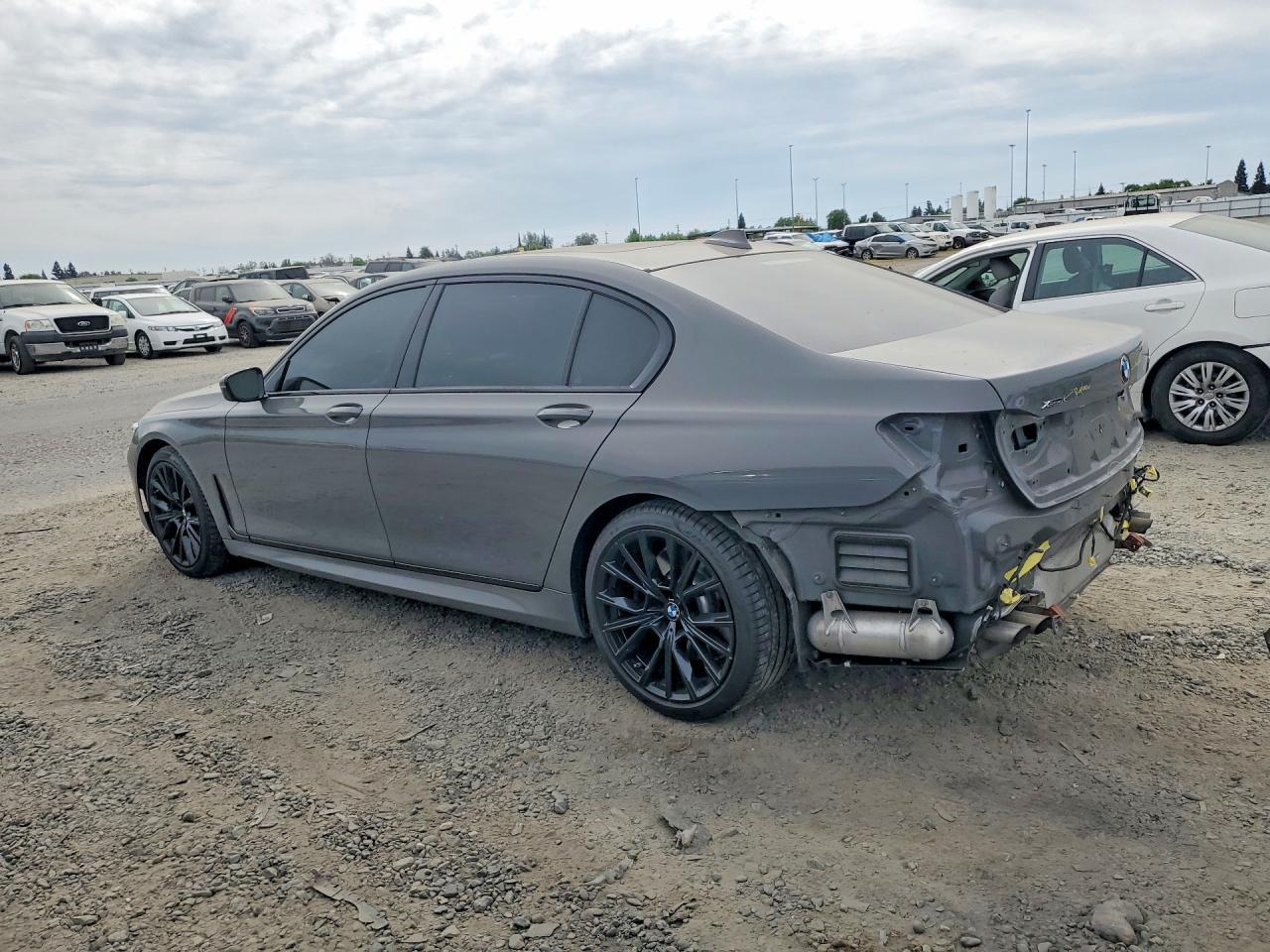 2022 BMW 750 Xi - Фото 2