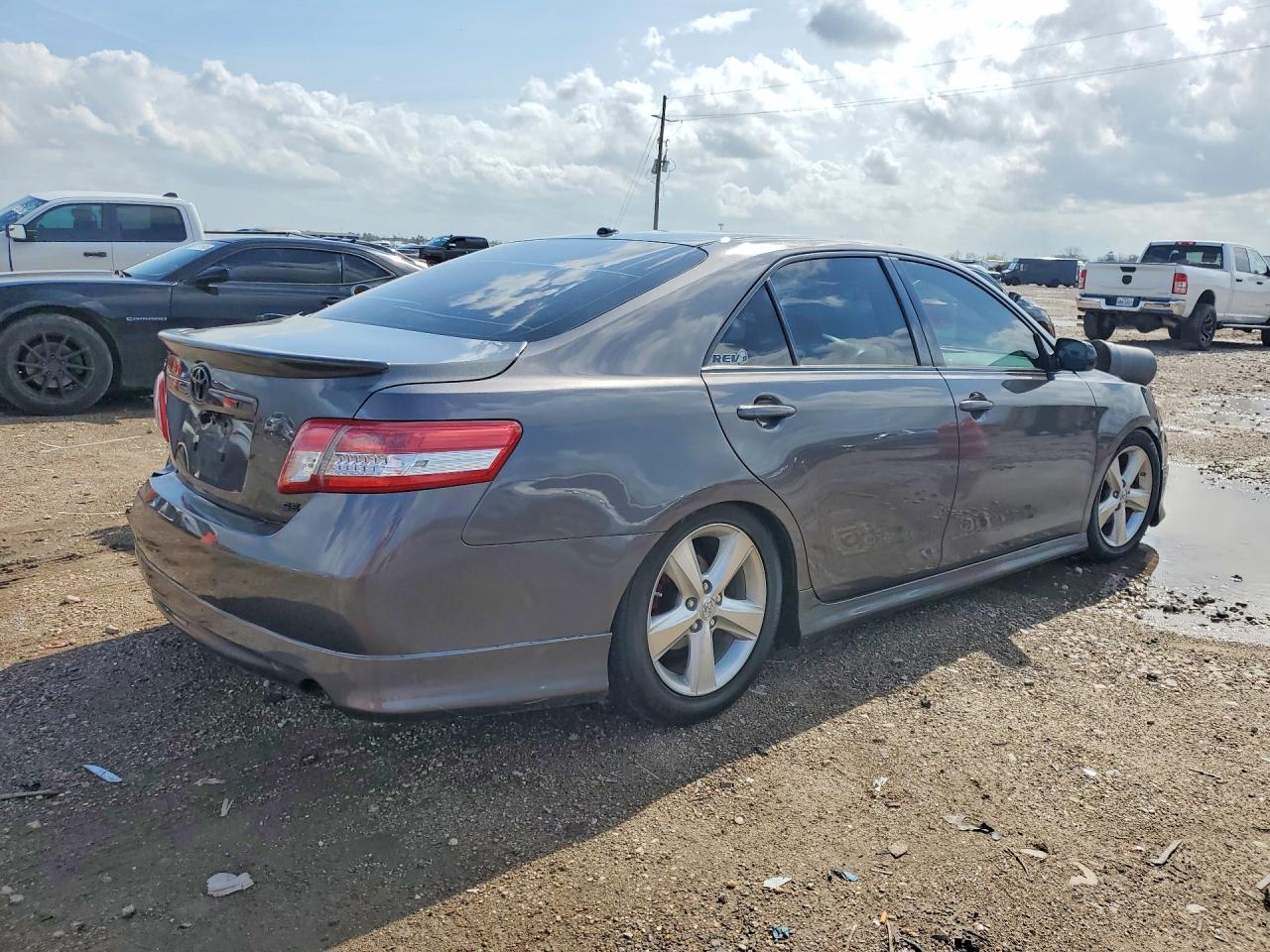 2011 Toyota Camry Se - Фото 3
