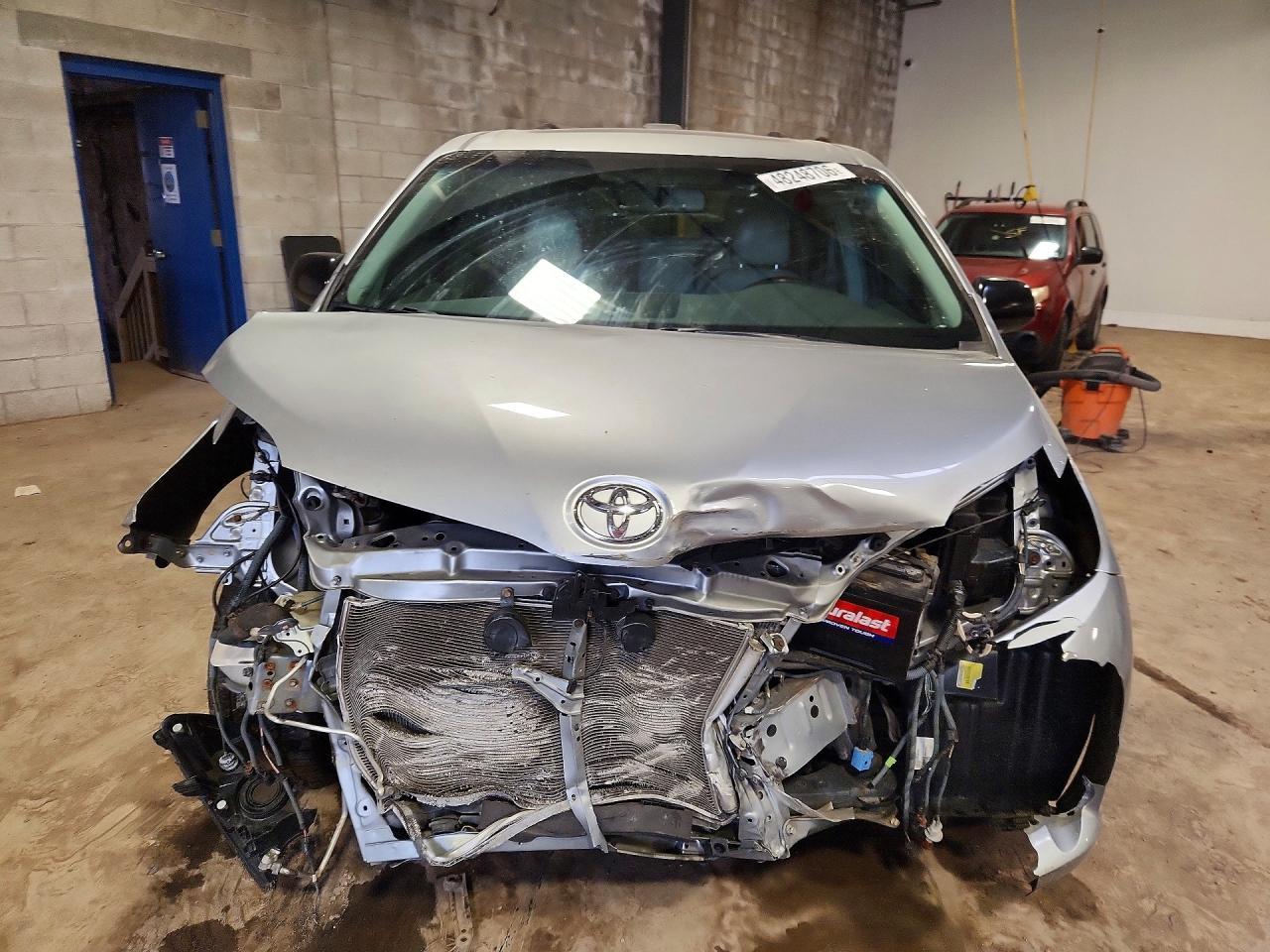 2011 Toyota Sienna Limited 7-Passenger - Фото 5