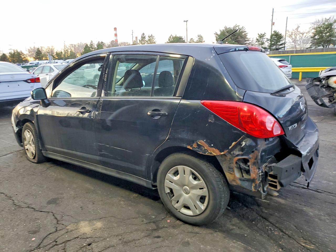 2011 Nissan Versa 1.8 S - Image 2
