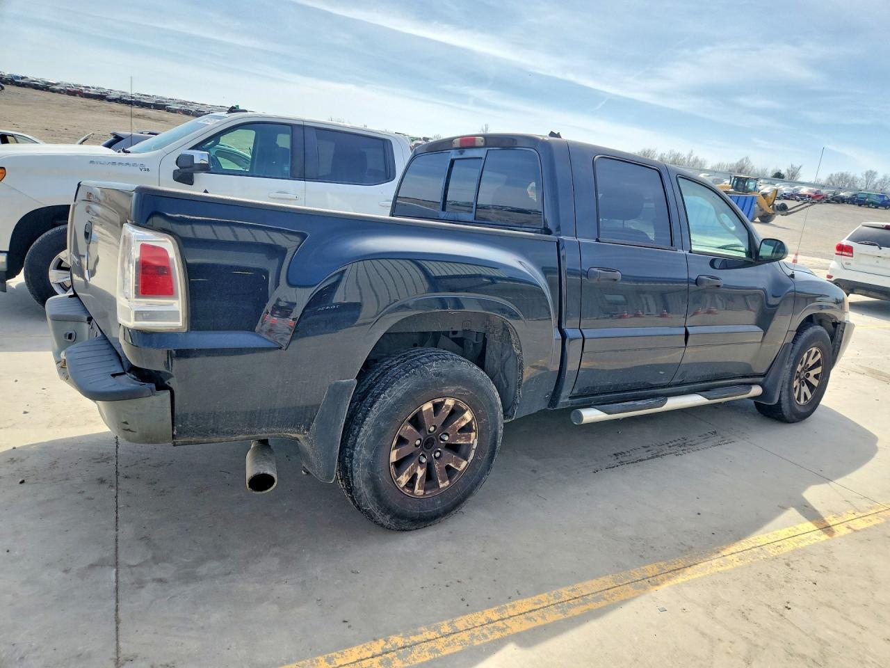 2008 Mitsubishi Raider Ls - Image 3