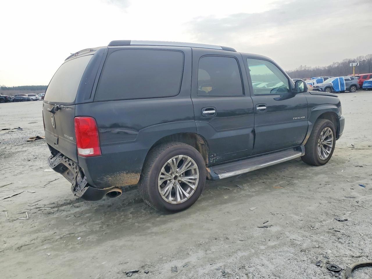 2004 Cadillac Escalade Luxury - Image 3