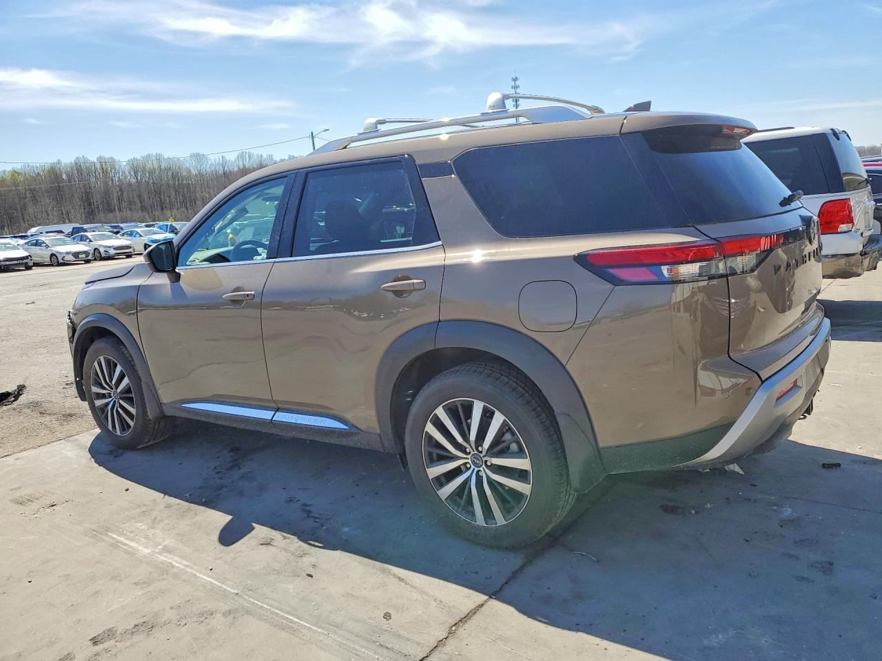 2024 Nissan Pathfinder Platinum - Image 2