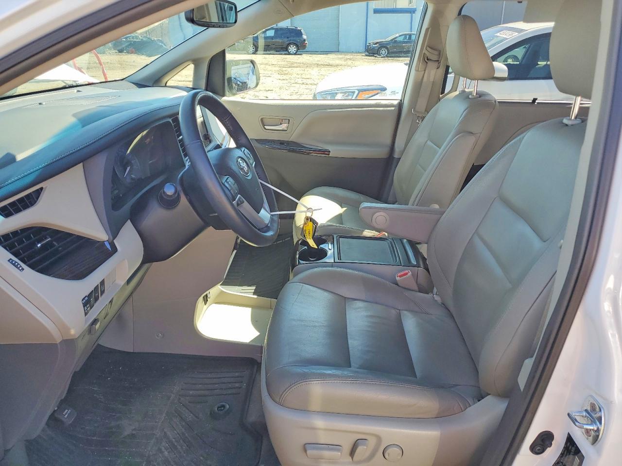 2017 Toyota Sienna Xle Premium 8-Passenger - Фото 7