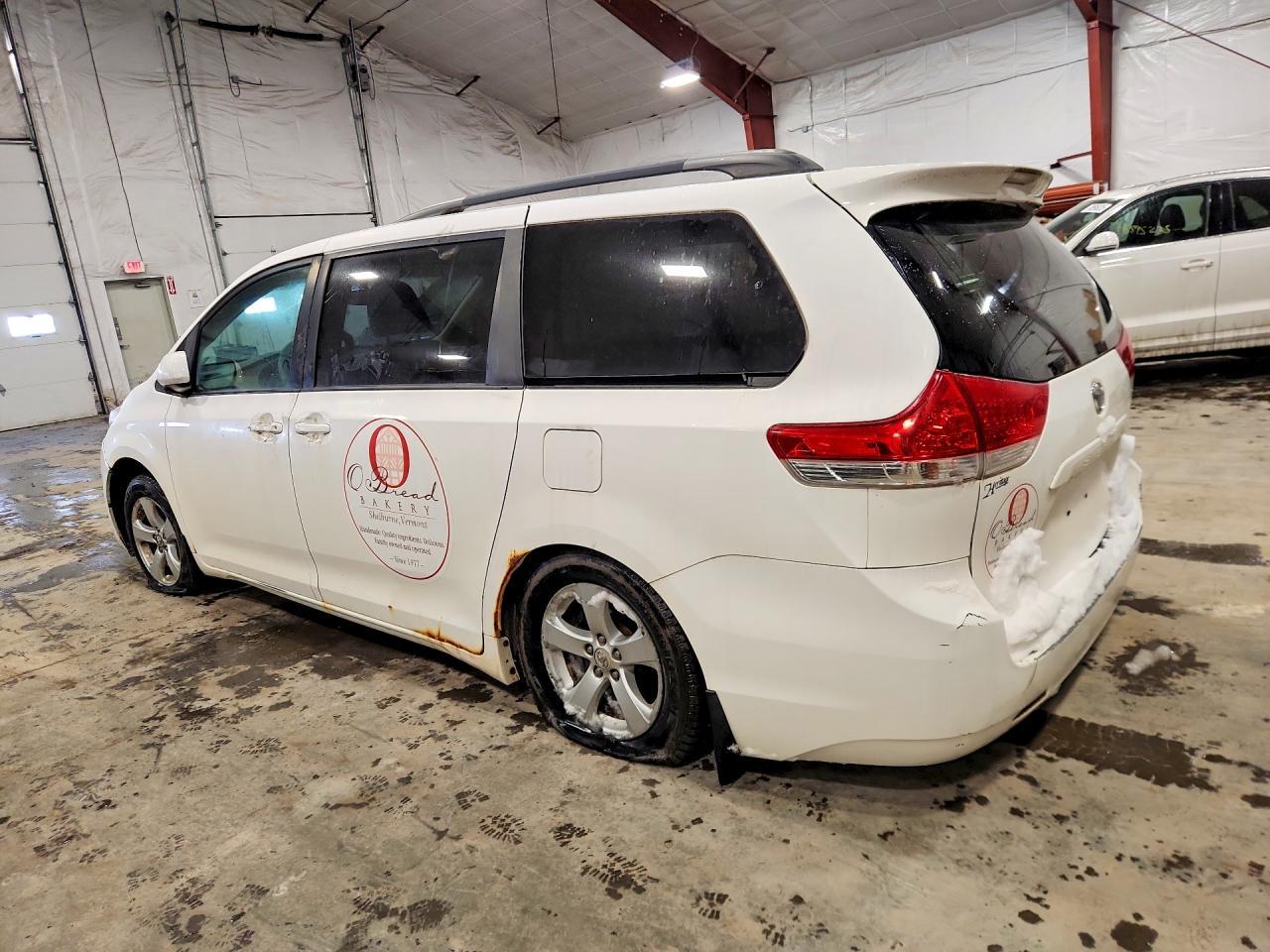 2011 Toyota Sienna Le - Фото 2