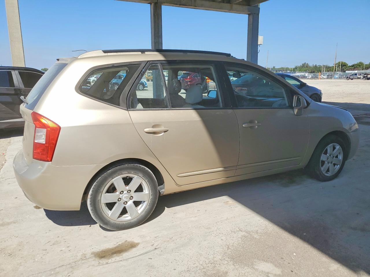 2007 Kia Rondo Lx - Image 3