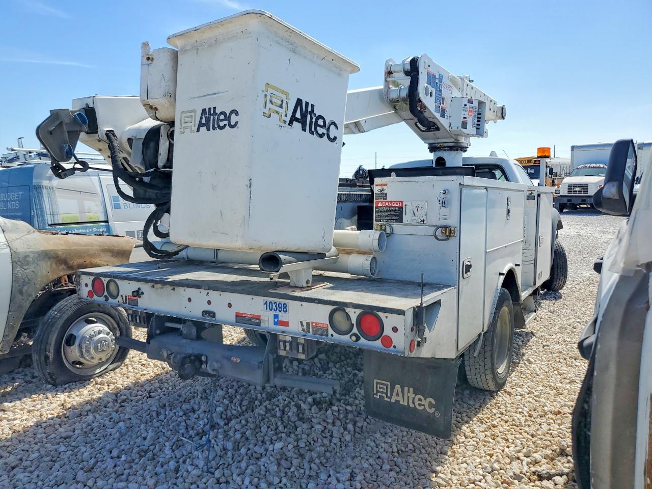 2016 Ford F-550 Bucket Truck - Image 3