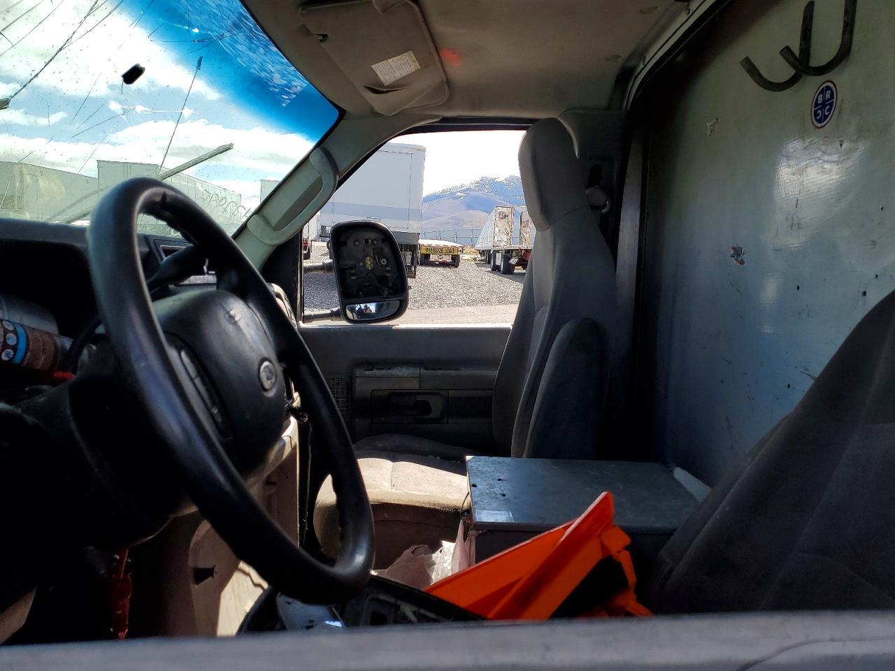 2012 Ford Econoline E350 Super Duty Cutaway Van - Фото 7