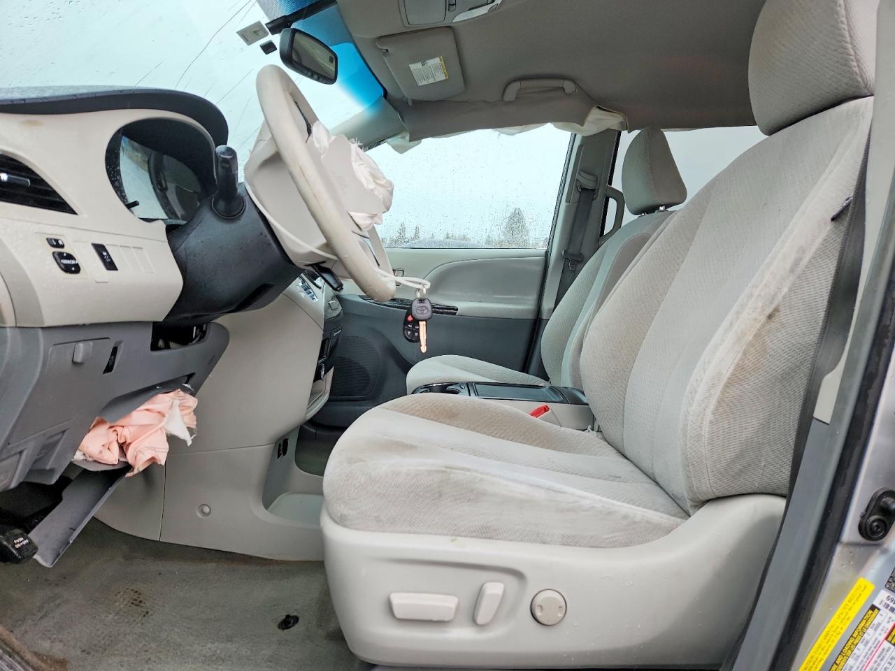 2013 Toyota Sienna Le 8-Passenger - Фото 7