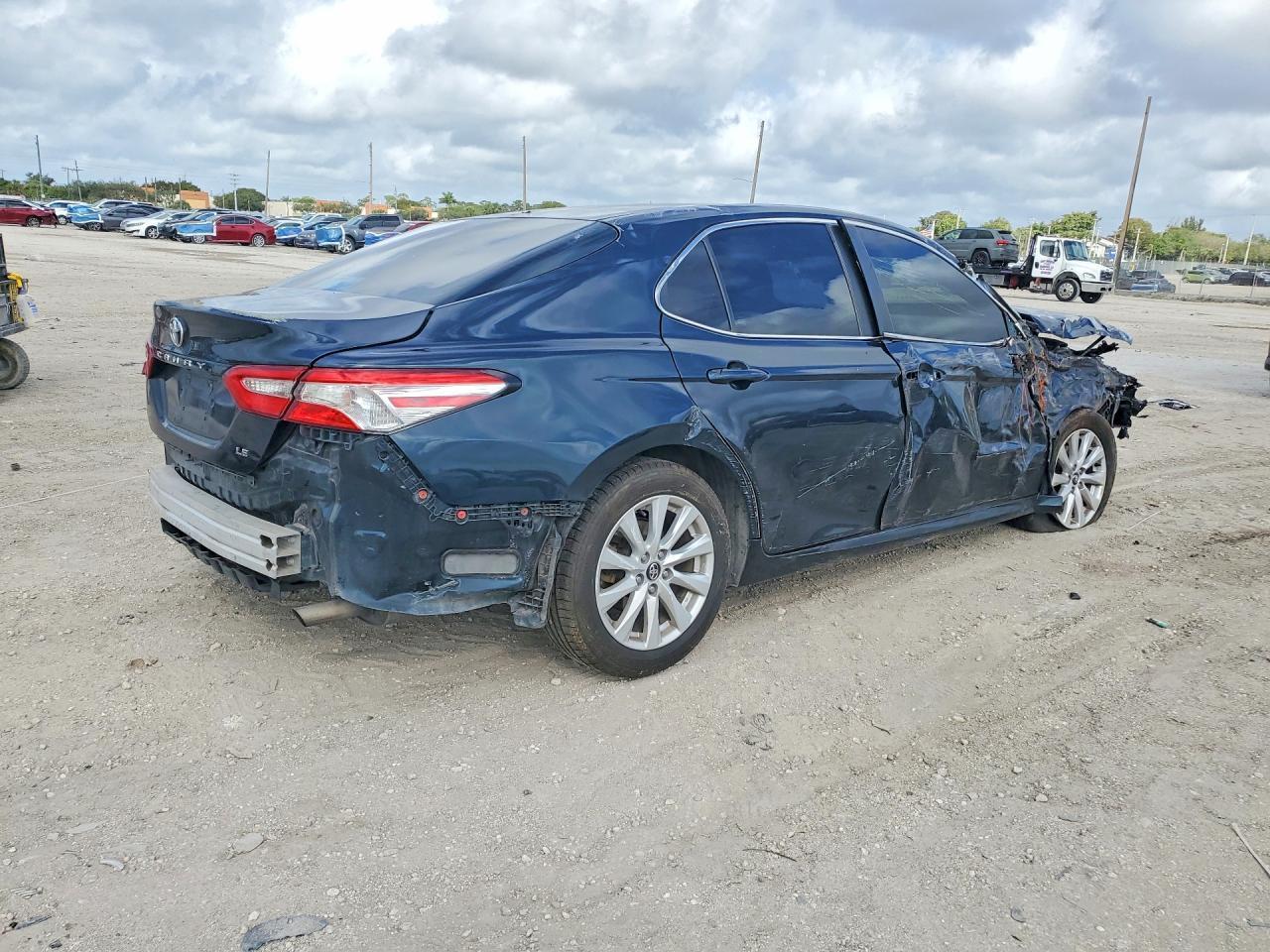 2020 Toyota Camry Le - Фото 3
