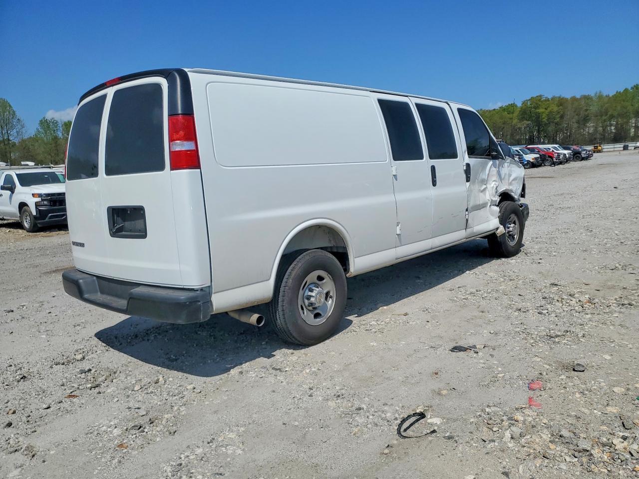 2025 Chevrolet Express 3500 Cargo Delivery Van - Фото 3