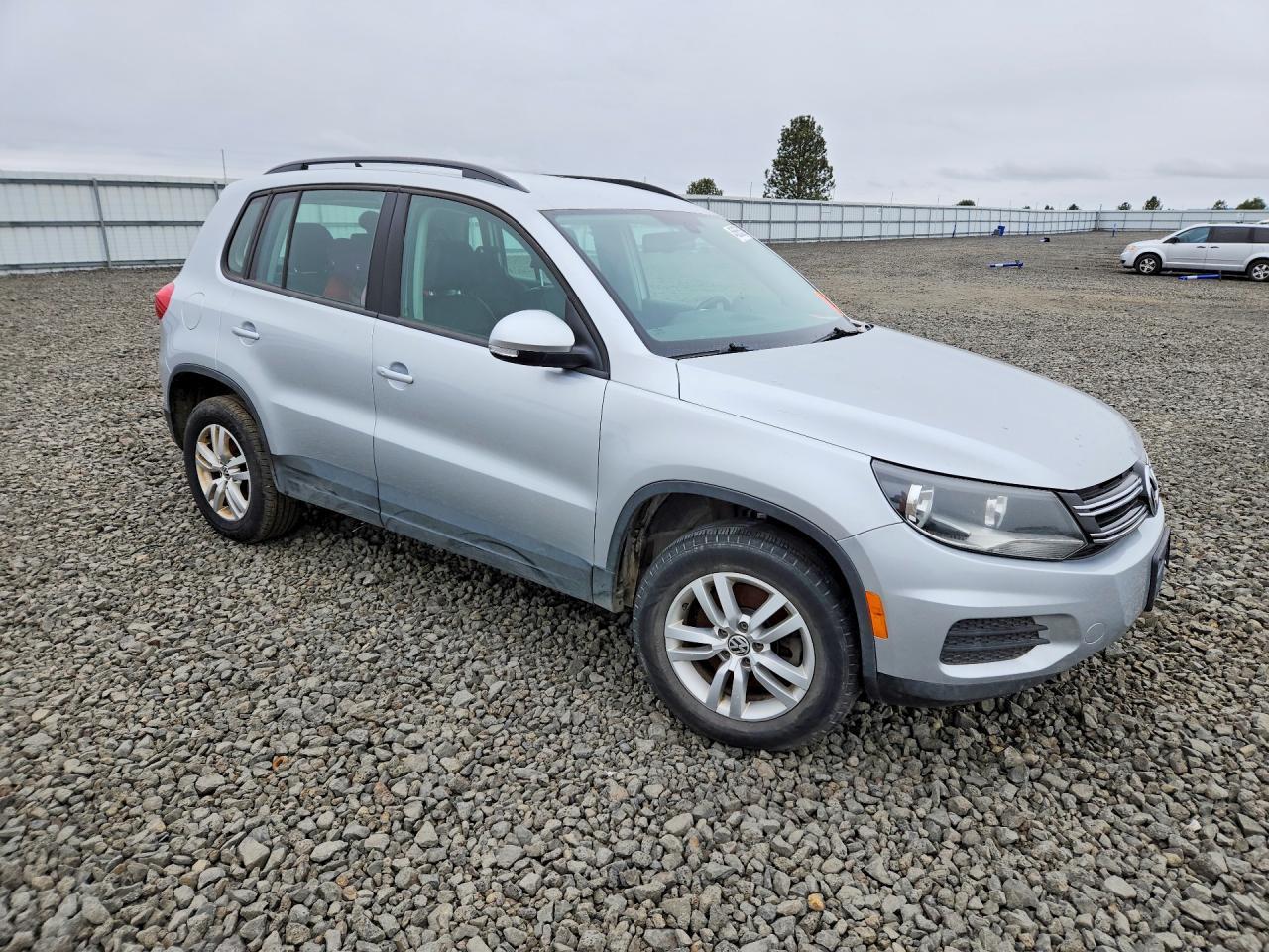2017 Volkswagen Tiguan S - Фото 4