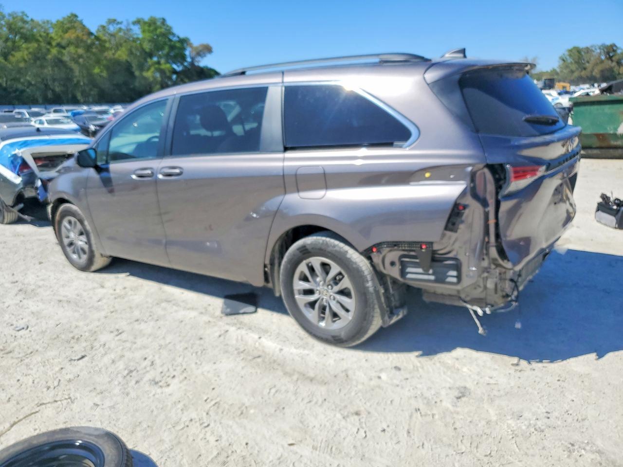 2022 Toyota Sienna Le 8-Passenger - Фото 2
