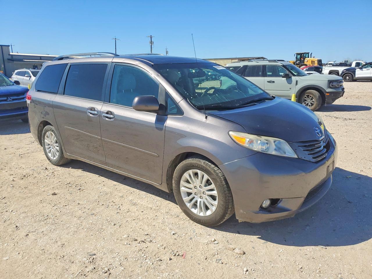 2014 Toyota Sienna Xle 8-Passenger - Фото 4