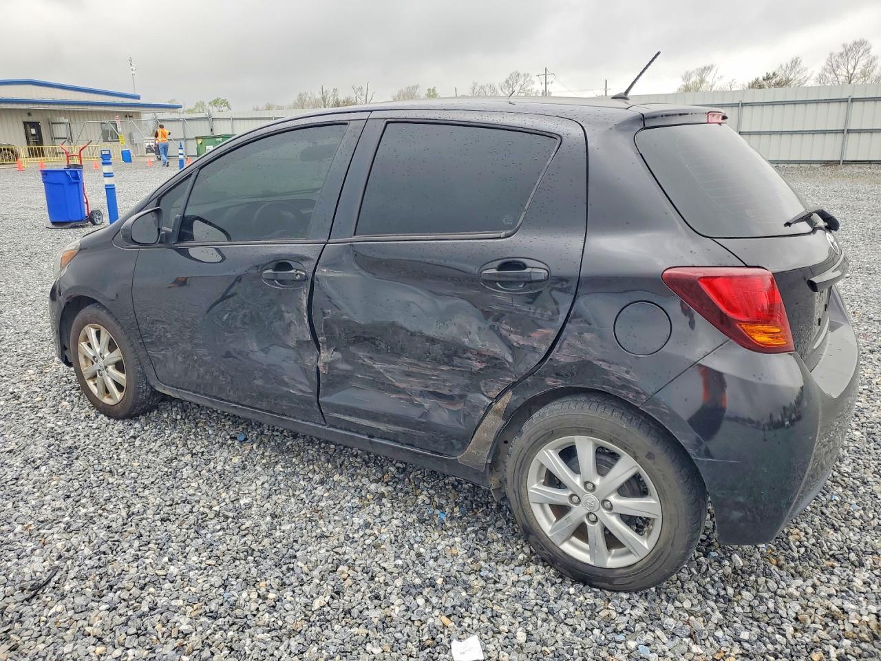 2015 Toyota Yaris 5-Door Le - Фото 2