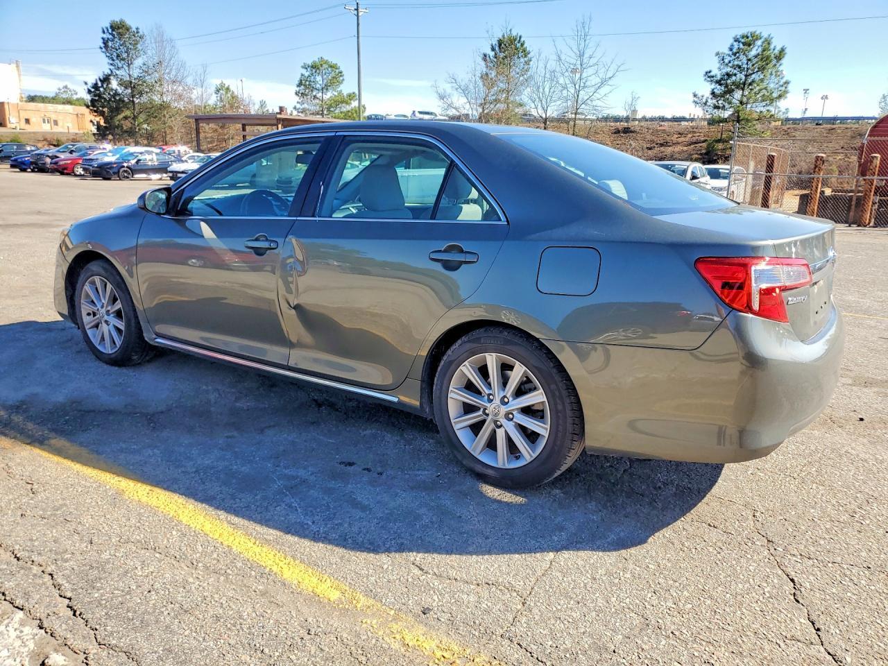 2013 Toyota Camry Xle - Image 2