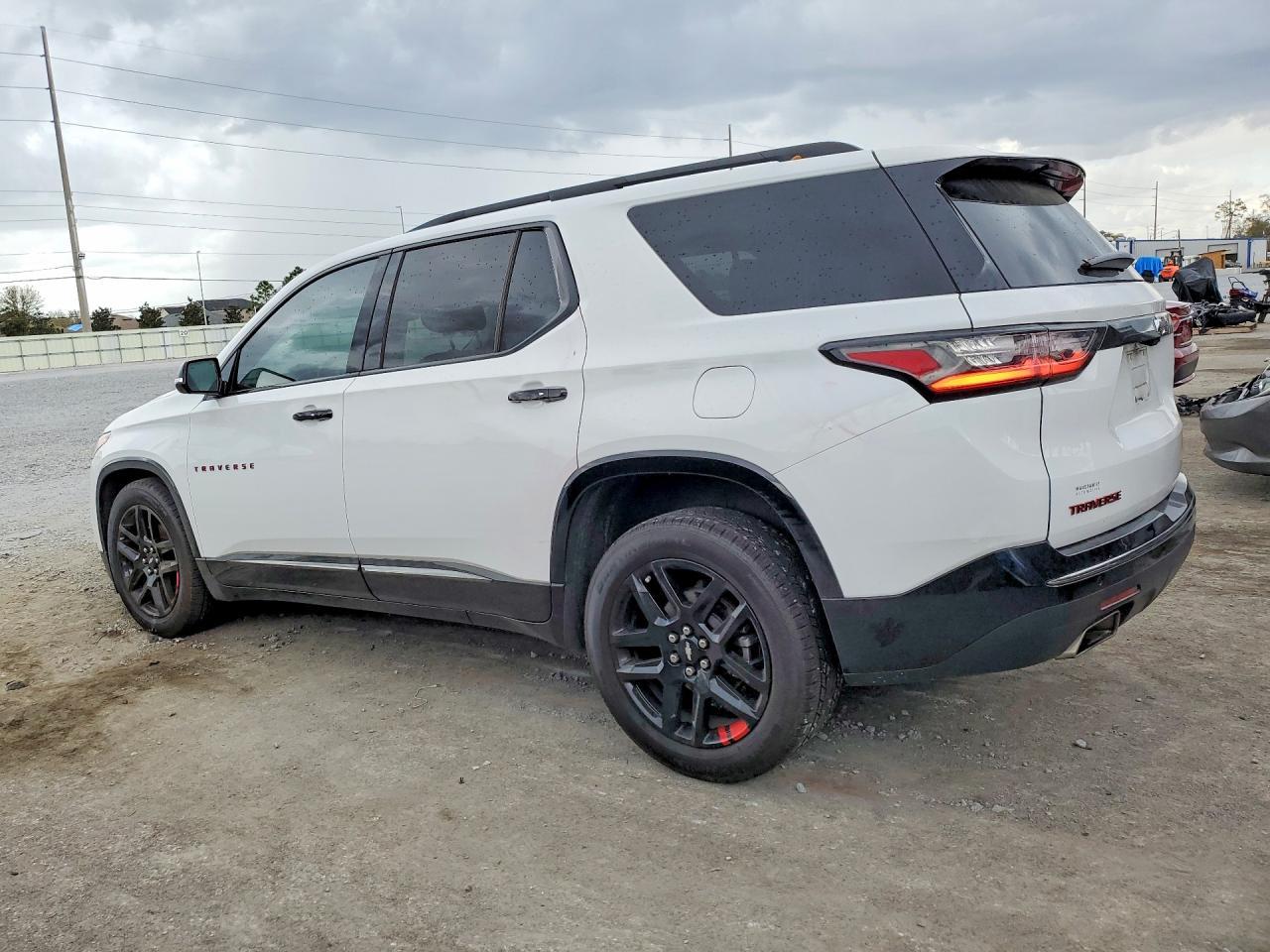 2019 Chevrolet Traverse Premier - Фото 2