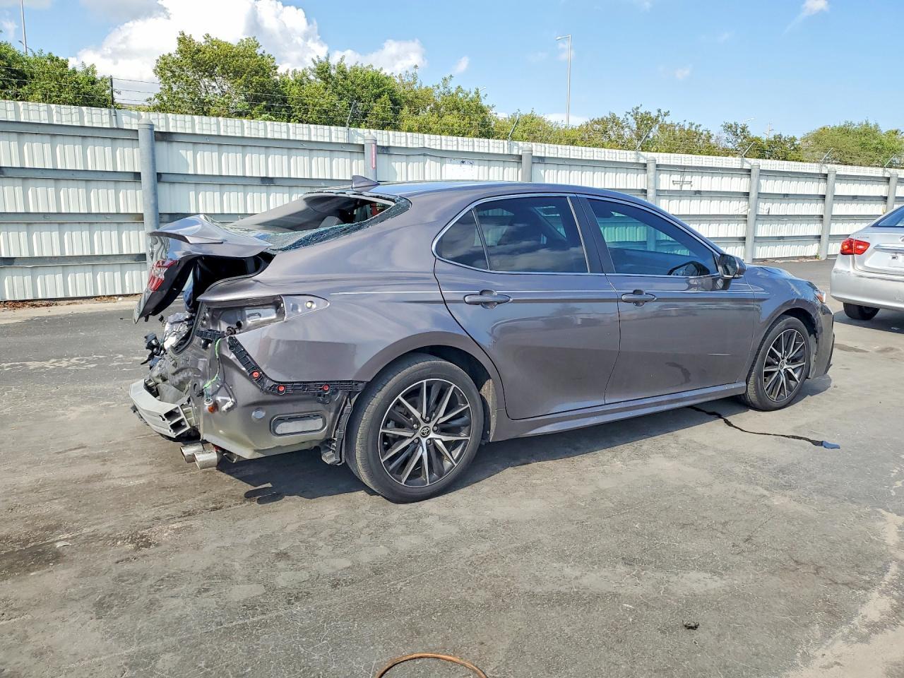 2023 Toyota Camry Se - Фото 3