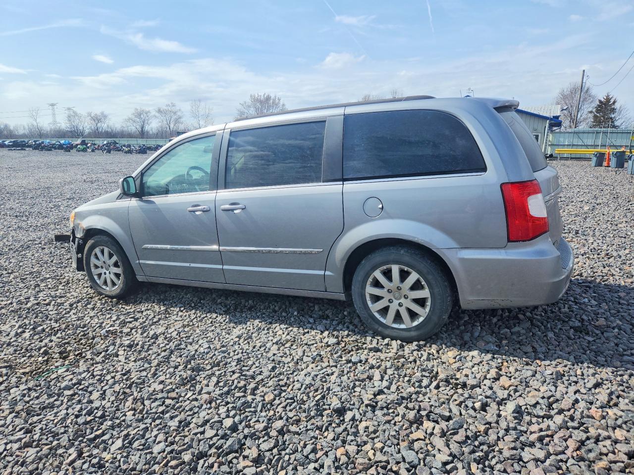 2015 Chrysler Town & Country Touring - Фото 2