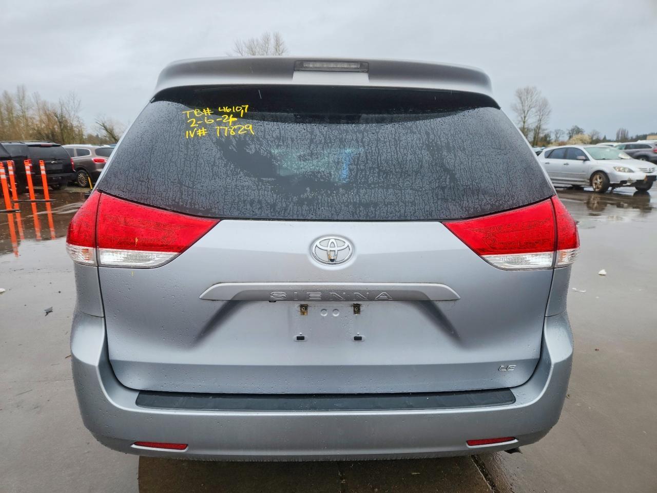 2013 Toyota Sienna Le 8-Passenger - Фото 6