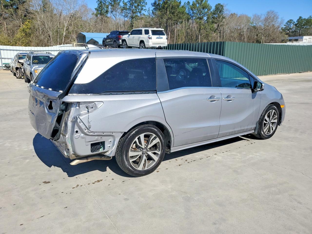 2023 Honda Odyssey Touring - Фото 3