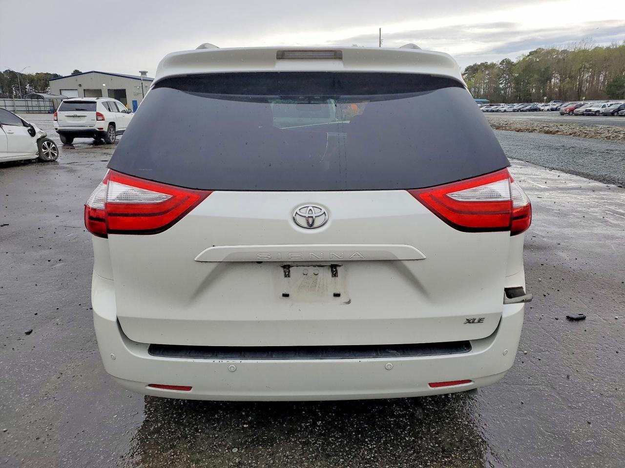 2016 Toyota Sienna Xle 8-Passenger - Фото 6