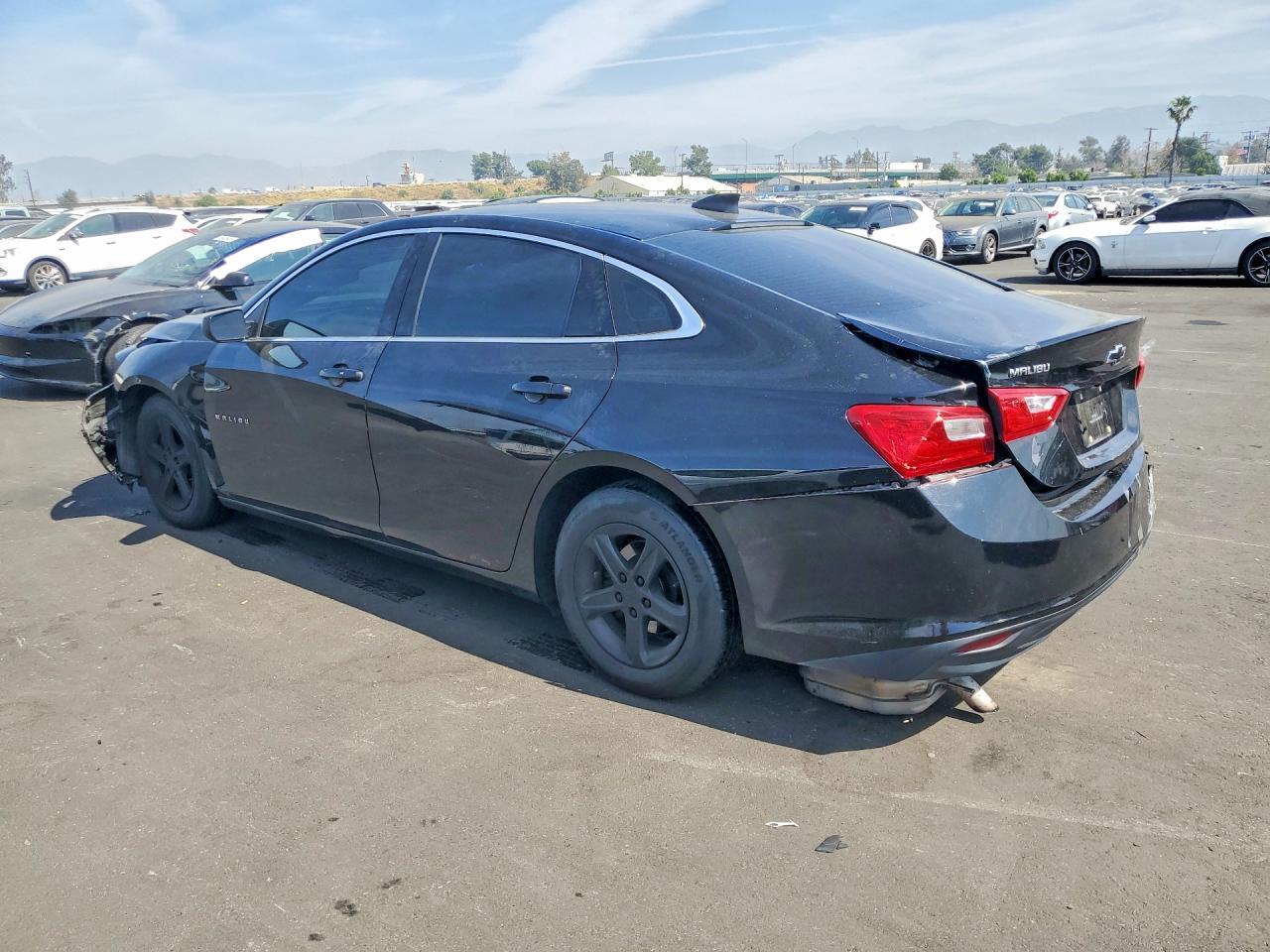 2022 Chevrolet Malibu Ls - Фото 2