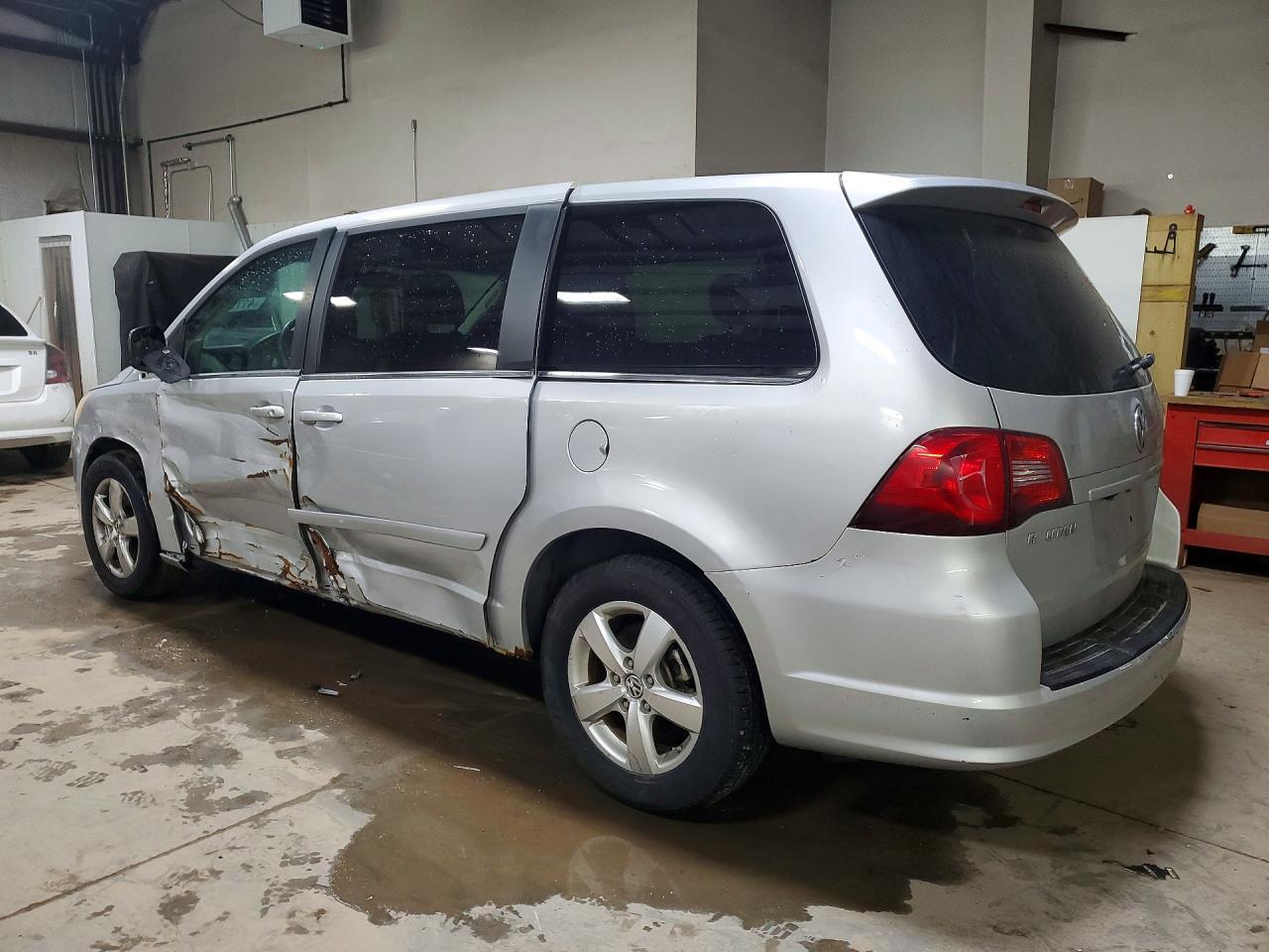 2010 Volkswagen Routan Se - Фото 2