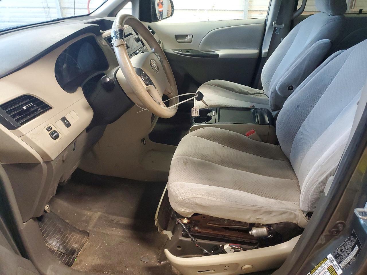 2011 Toyota Sienna Le 8-Passenger - Фото 7