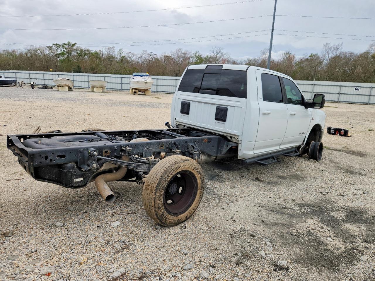 2024 Ram 3500 Cab & Chassis L - Фото 3