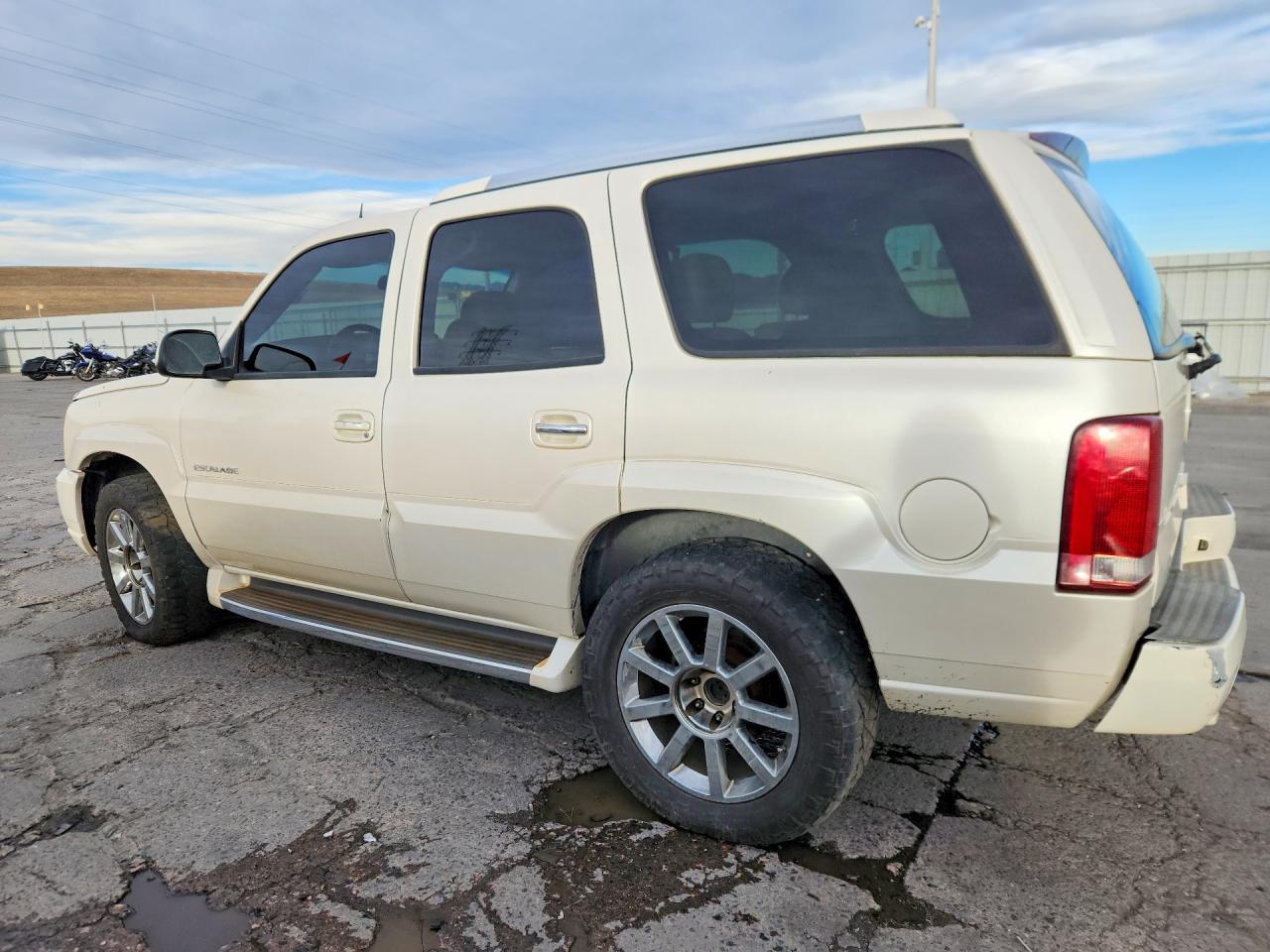 2004 Cadillac Escalade Luxury - Image 2