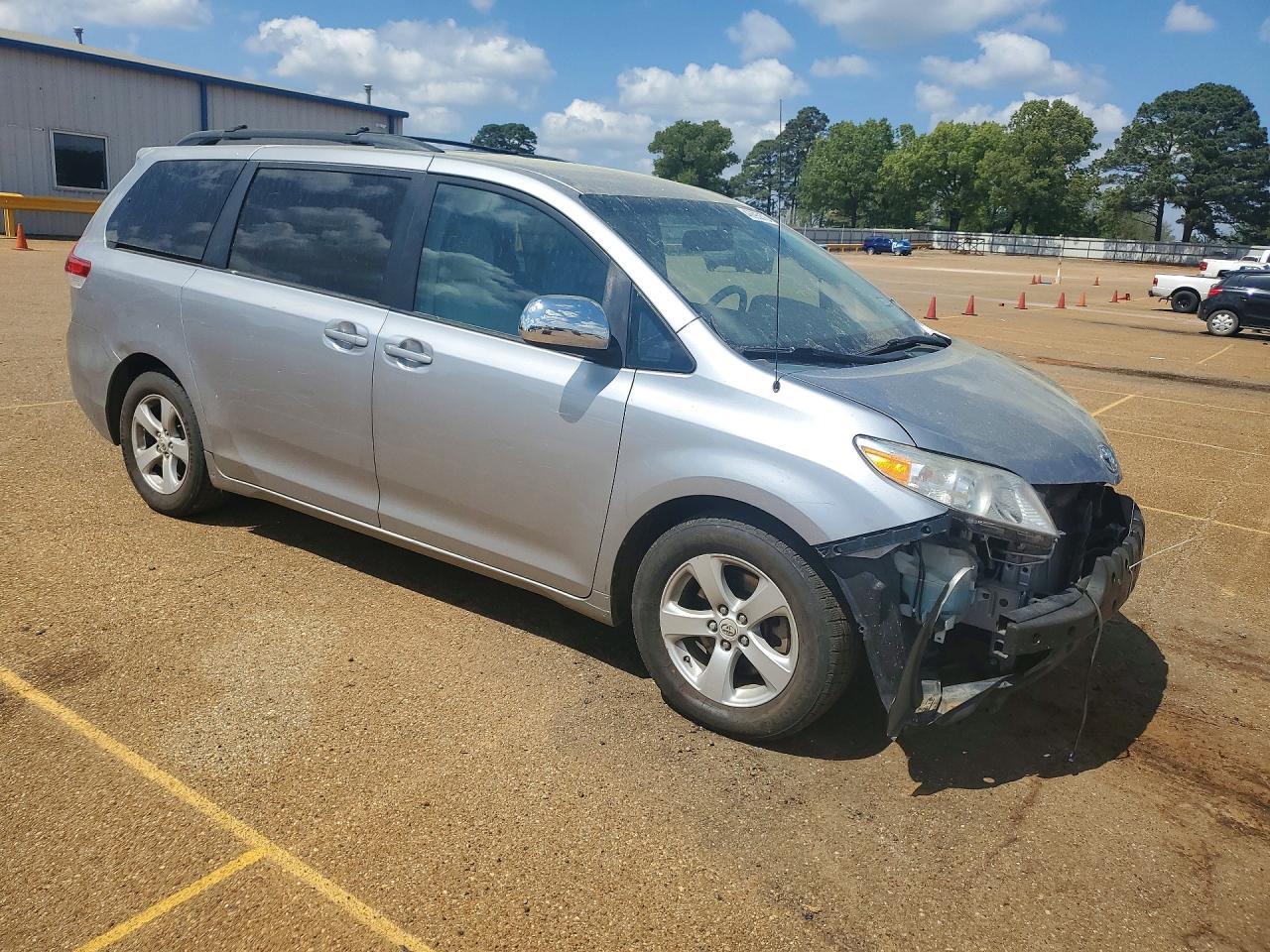 2011 Toyota Sienna Le 8-Passenger - Image 4