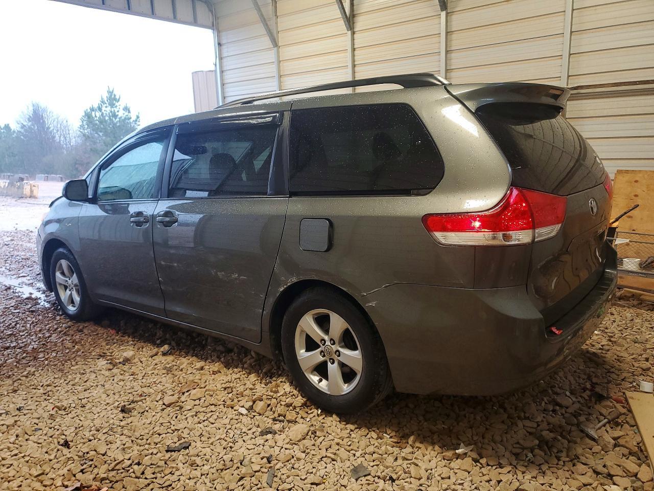 2011 Toyota Sienna Le 8-Passenger - Фото 2