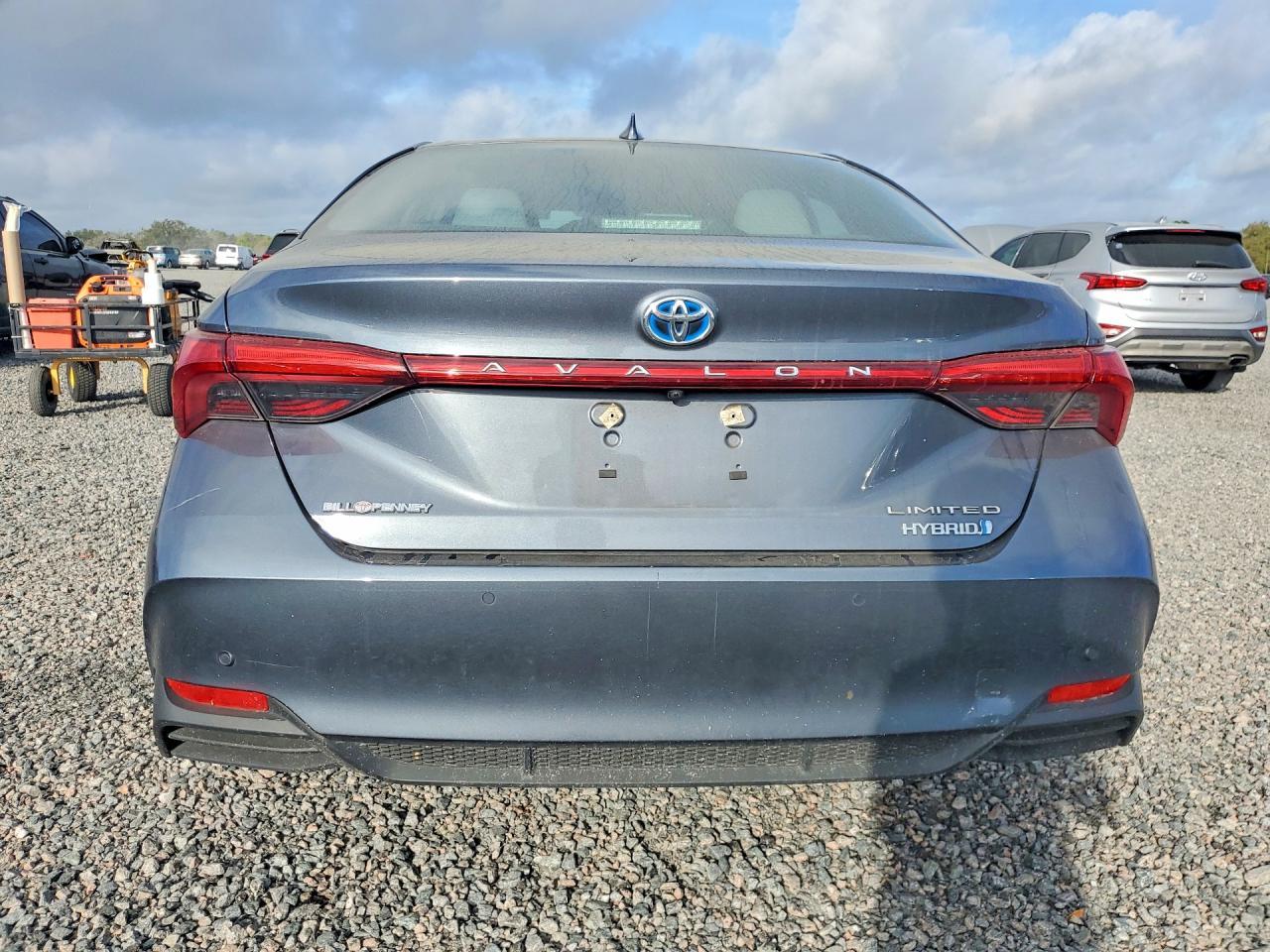 2019 Toyota Avalon Hybrid Limited - Image 6