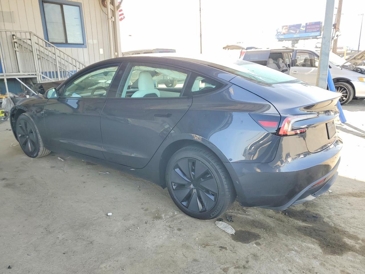2026 Tesla Model 3 - Фото 2