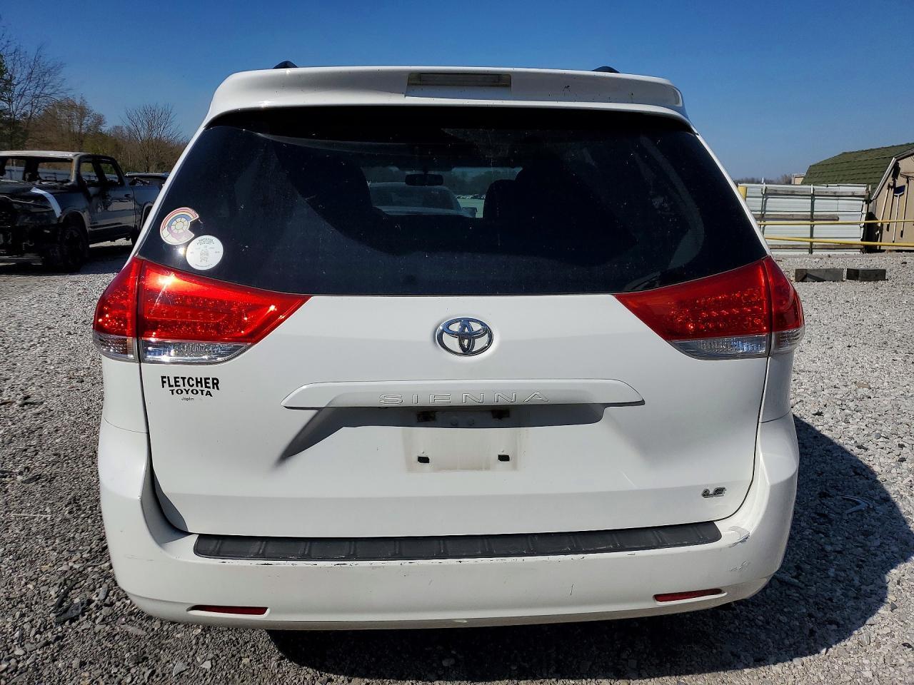 2012 Toyota Sienna Le 8-Passenger - Фото 6