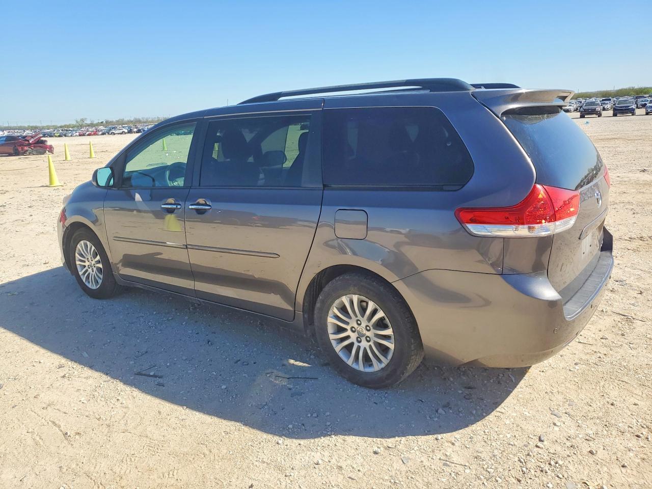 2014 Toyota Sienna Xle 8-Passenger - Фото 2