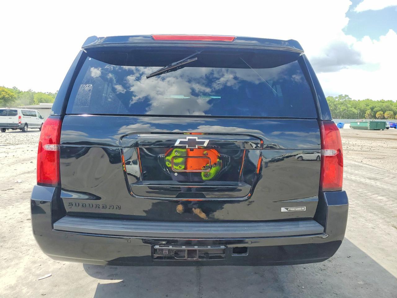 2018 Chevrolet Suburban C1500 Premier - Image 6