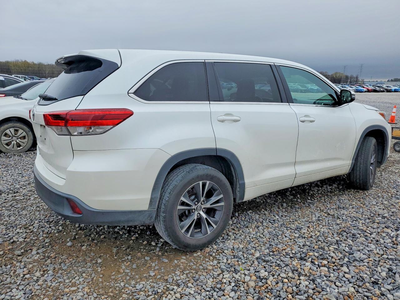 2018 Toyota Highlander Le - Image 3