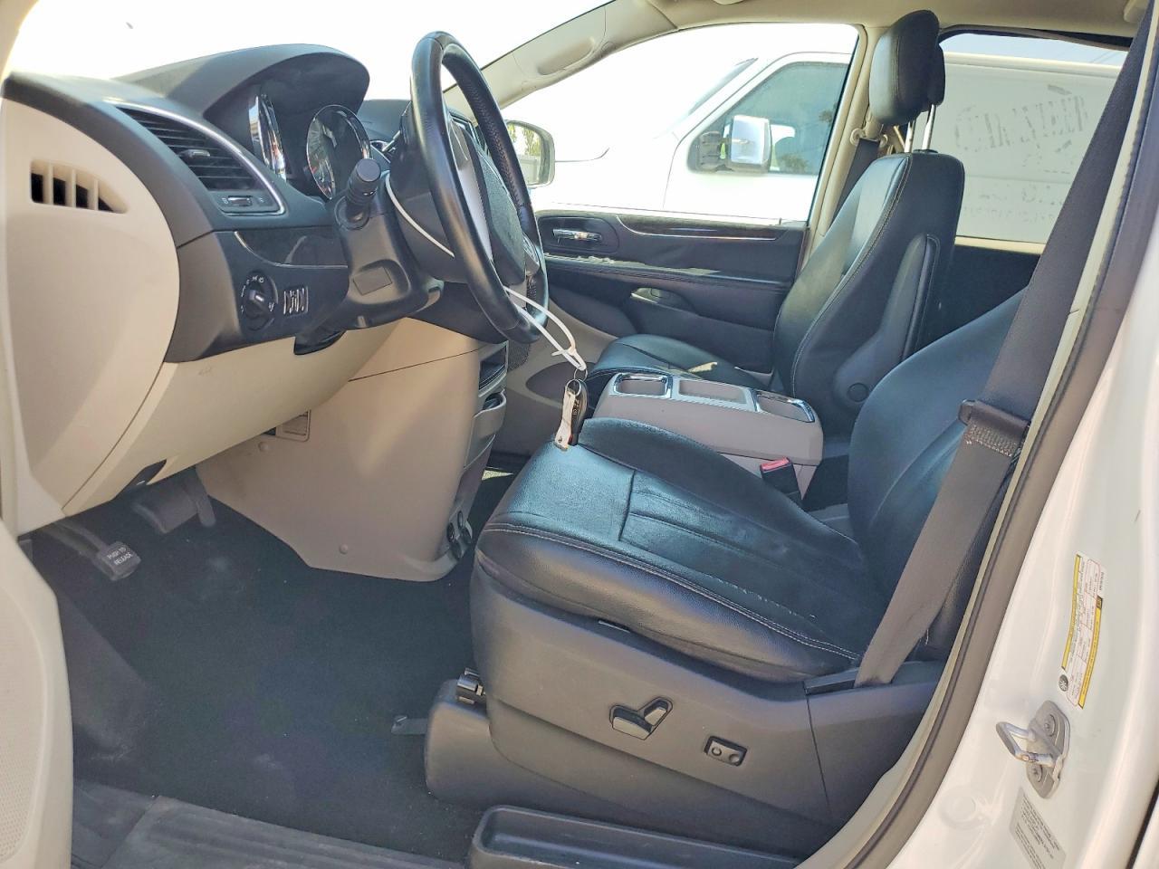 2016 Chrysler Town & Country Touring - Фото 7