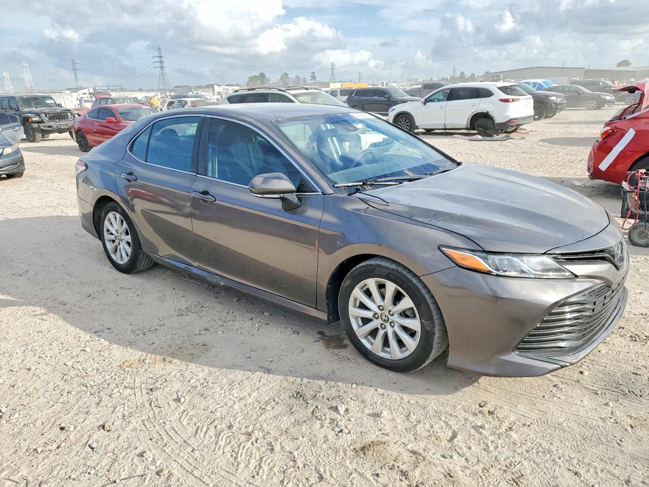 2020 Toyota Camry Le - Фото 4