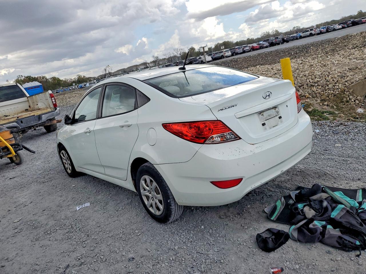 2013 Hyundai Accent Gls - Фото 2