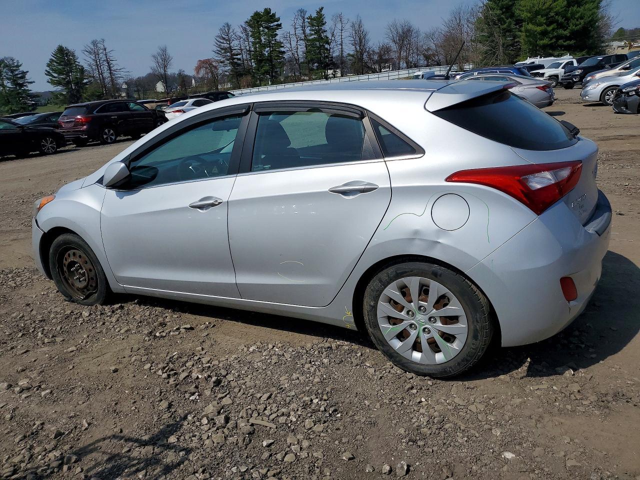 2016 Hyundai Elantra Gt Base - Image 2